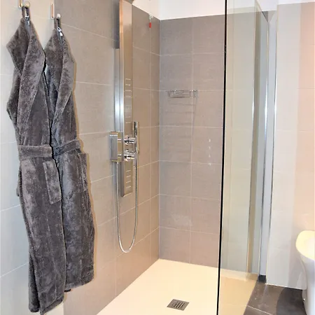 מלון Hotel Lago